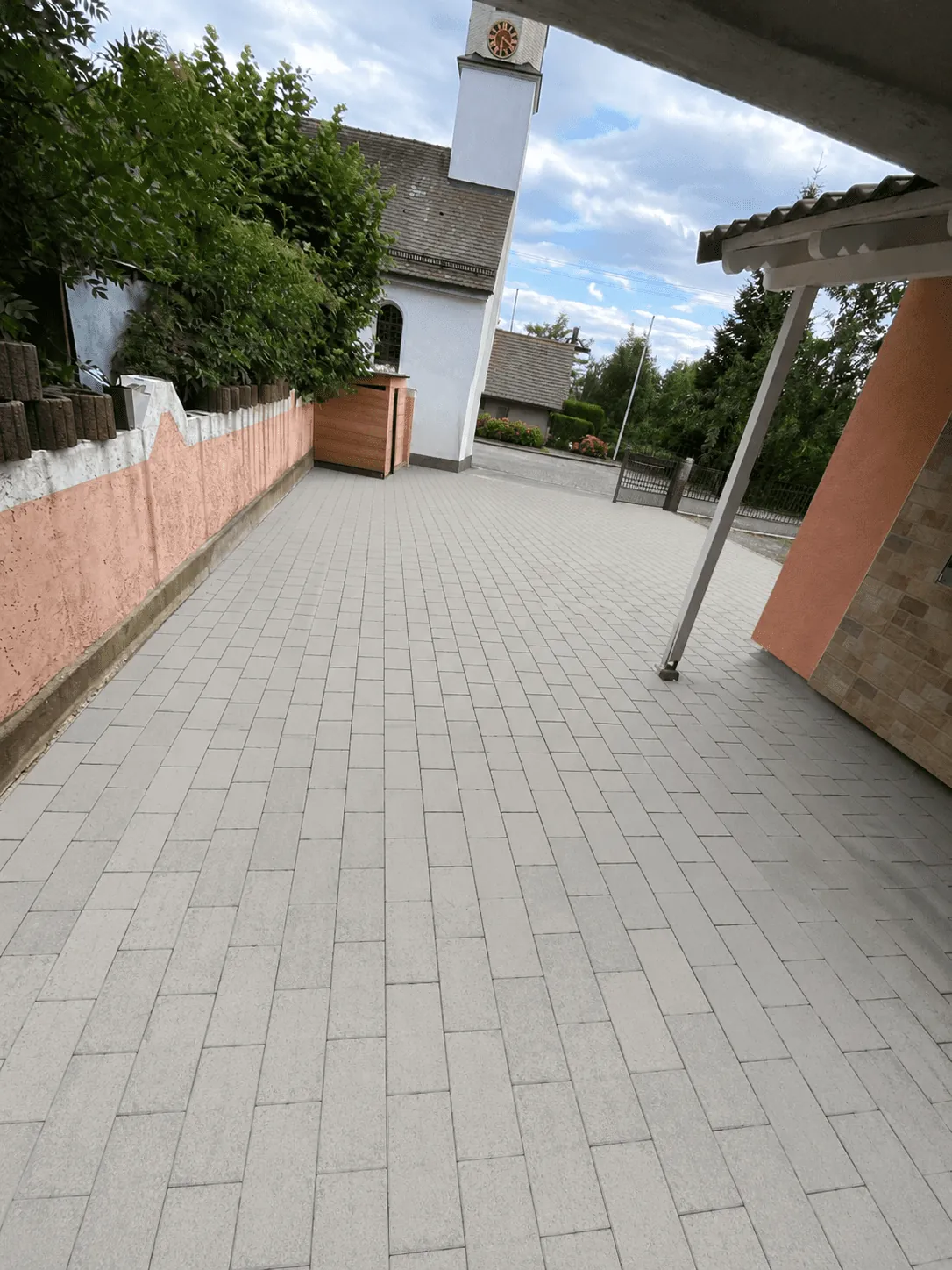Großflächige Pflasterterrasse mit sauber verlegten Betonsteinen